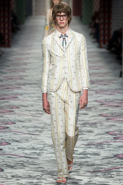 Look 43